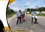 Jaga Keselamatan Pengguna Jalan, Sat Lantas Polres Rokan Hilir Perbaiki Jalan Rusak dan Berlobang