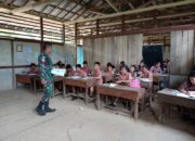 Personel Satgas Pamtas RI-Malaysia Yonarmed 19/105 Trk Bogani Jadi Tenaga Pendidik Bantu Cerdaskan Anak-Anak Perbatasan