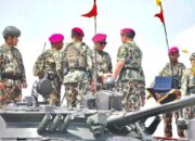 Ketua MPR RI Bamsoet Diangkat Sebagai Warga Kehormatan Korps Marinir di Atas Tank Amphibi dengan Simulasi Perang
