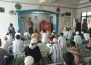 Kasat Binmas Polres Rokan Hilir Curhat dengan Jama’ah Sholat Jum’at Masjid Nurul Iman Banjar XII