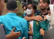 Pasang Spanduk “Menolak Presiden di Bumi Melayu RIAU. #BEM SE-RIAU#PERPPU TITIPAN” 5 Mahasiswa Diamankan…!