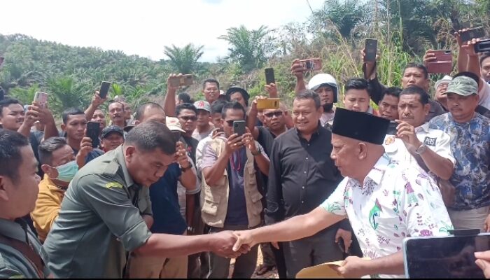 PTUN Pekan Baru Serahkan Surat Keputusan ke H.Samsari,AS Ketua Bathin Sengeri