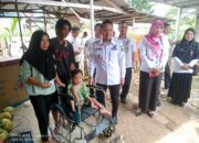 Wakil Bupati Lampura Ardian Saputra, Beri Kursi Roda dan Sembako Kepada Masyarakat 