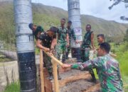 Atasi Kesulitan Masyarakat, Satgas YR 142/KJ bersama warga Perbaiki Tangga jembatan yang rusak
