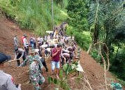 Sinergitas TNI Polri Buka Akses Jalan Tertutup Longsor di Lebakbarang