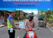 Ops Keselamatan LK, Satlantas Polres Rohil Bagikan Brosur dan Spanduk Tertib Berlalu Lintas
