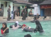 Yonif Raider 300/Bjw Membantu Anak-anak Korban Gempa Untuk Melaksanakan Trauma Healing (berenang) Pasca Gempa Cianjur