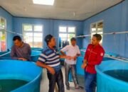 Komunitas Rumah Belajar Inovatif dan Kelompok Nelayan Rohil Studi Budidaya Udang Galah di Kabupaten Pelalawan