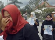 Pecah Tangis Ibu Korban Pembunuhan di Rohil – Riau, Minta Mahkamah Agung RI Vonis Berat Pelaku