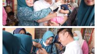 Bupati Rohil Tinjau Imunisasi Polio Anak Balita di Kelurahan Bagan Timur