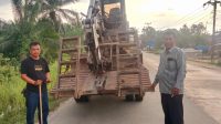 Respon Cepat Bupati Rohil, Langsung Turunkan Alat Berat Setelah di Chat Warga Terkena Banjir
