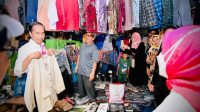 Momen Presiden Jokowi Beli Baju Koko di Pasar Petanahan Kebumen