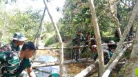 Satgas Yonarmed 5/Pancagiri, Dirikan Jembatan Bambu