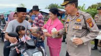 Jelang Buka Puasa, Polsek Bangko Bersama Panitia Cengbeng Bagikan Seribu Takjil Kepada Masyarakat 