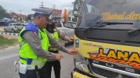 Tim Unit Kamsel Satlantas Polres Rohil Bagikan Brosur “Ayo Patuhi Aturan Lalu Lintas”