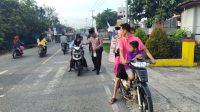 Polsek Kuantan Mudik Bagi-bagi Takjil Ke Pengendara Jelang Buka Puasa