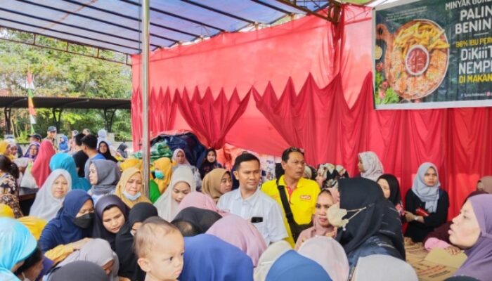 Pasar Murah DKPTPH Kabupaten Pelalawan, PT Musim Mas Salurkan 3 Ton Minyak Goreng