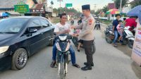 Berkah Ramadan, Polsek Benai Bagi-bagi Takjil Gratis untuk Masyarakat 