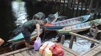 Personel Satgas TMMD Reguler Ke-116 Kodim 1012/Buntok Bantu Angkat Belanjaan Warga