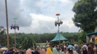 Soraki Pemanjat Pinang Merosot ke Bawah, Jadikan Perayaan Idul Fitri di Banjar XII Berlangsung Meriah