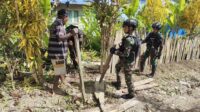 Saat Satgas Yonif Raider 200/BN Laksanakan Komunikasi Sosial Dengan Perbaiki Pagar Masyarakat