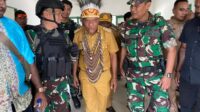 Sinergitas Satgas Yonif 721/Mks Bersama Forkopimda Sambut Kunjungan Kerja Pj Gubernur Papua Pegunungan di Tolikara