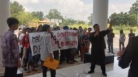 Geruduk DPRD, Gerakan Masyarakat Rohil Menggugat : Negeri Ini Menjadi Negeri yang Tidak Bermarwah