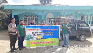Bersinergi Dengan Masyarakat Sekitar PT IIS Pangkalan Lesung Salurkan Hewan Qurban di 2 Desa