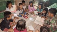Cegah Buta Huruf, Satgas 16/TK Ajarkan Baca Tulis Kepada Anak-Anak di Perbatasan 