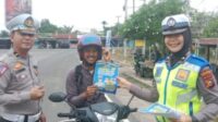 Satlantas Polres Rohil Bagikan 200 Brosur Keselamatan ke Pengendara