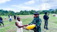 Masyarakat Sangat Senang Satgas Yonif 122/TS Pos Waris Berikan Sarana Olahraga Di Kampung Banda Papua