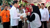 Presiden Jokowi Serahkan Bantuan Pangan Beras ke KPM di Cilegon