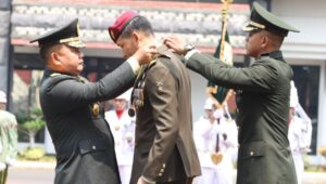 Jenderal TNI Dr. Dudung Abdurachman Anugerahkan Bintang Kartika Eka Paksi Utama Kepada Kasad Singapura