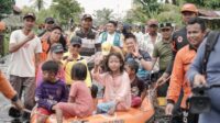 Bupati Rohil Kunjungi Warga Terdampak Banjir, dan Bagikan Ratusan Paket Sembako