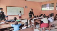 Ajarkan Disiplin Dan Semangat Belajar Satgas Yonif 122/TS Berikan Di Sekolah Dasar Inpres Syawiyatami Papua