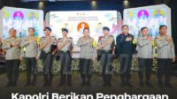 Kapolri Berikan Penghargaan Kepada 35 Personel Ops Damai Cartenz