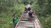 Satgas Pamtas Yonarmed 10 / Bradjamusti Pos Kampung Jasa Perbaiki Jembatan Kayu