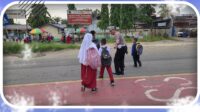 Peduli Sesama, Satlantas Polres Rohil Bantu Anak Sekolah dan Warga Saat Aktifitas Pagi