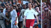 Suasana Sore di Lapangan Sepak Bola Sorido, Presiden Ikut Bermain bersama Beberapa Menteri