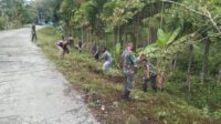 Tingkatkan Kesadaran Jaga Kebersihan Lingkungan, Satgas Yonif 122/TS Bersama Masyarakat Kampung Kriku  Bergotong-royong