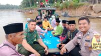 Bhabinkamtibmas Polsek Pujud Ini Sampaikan Pesan Pemilu Damai Diatas Kapal Pompong 