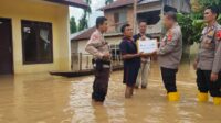 Peduli Korban Banjir, Sat Binmas Polres Kuansing Berikan Bantuan Sembako kepada Masyarakat
