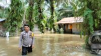 Bhabinkamtibmas Polsek Pujud Tinjau Nasib 24 KK Warga Terendam Banjir dan Ajak Ikut Memilih dalam Pemilu