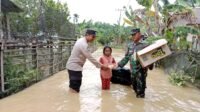 Sat Binmas Polres Kuansing Beri Sembako ke Masyarakat Terdampak Banjir dan Ajak Pemilu Damai
