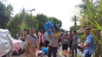 Dirikan Tenda Pengungsian Korban Banjir di Rantau Kopar, Warga Tercengang Kapolres Rohil Angkat Barang Warga