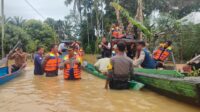Tak Segan – segan, Kapolres Kuansing Beserta Jajaran Rela Turun ke Air Demi Sambangi Warga