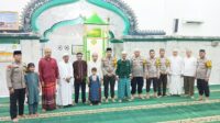 Shalat Magrib Berjama’ah dengan Warga di Masjid, 7 Personel Polsek Bangko Sampaikan Pesan Pemilu Damai 