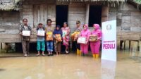 Tinjau Warga Terdampak Banjir, Kapolsek bersama Bhayangkari Pangean Ulurkan Bantuan dan Sampaikan Pesan Pemilu Damai