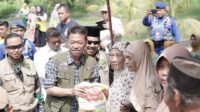 Berkunjung ke Kubu dan Kuba, Bupati Rohil Serahkan Ratusan Paket Sembako Kepada Warga Terdampak Banjir 