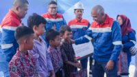 Dirut PHR Serahkan Bantuan Pangan dan Obat-obatan untuk Korban Banjir di Rokan Hilir